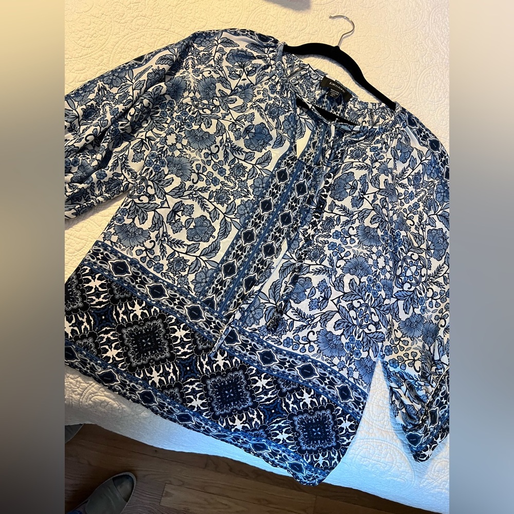 HOST PICK! Karen Kane XS blouse. 3/4 sleeves. Flowy. Front tie. Blue/white